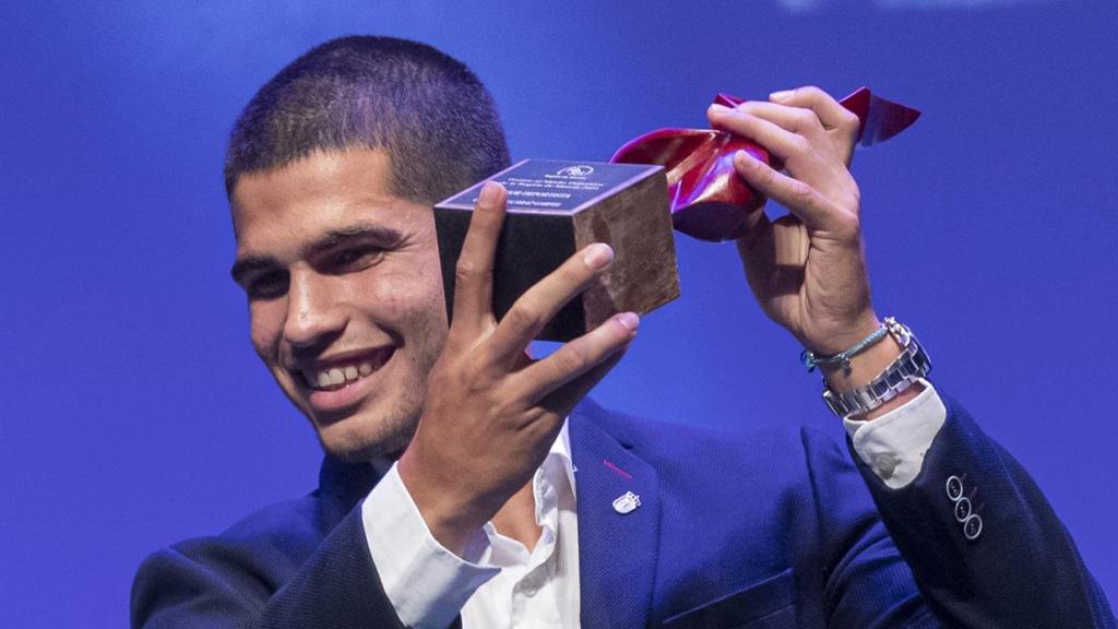 El tenista Carlos Alcaraz tras recibir uno de los premios entregados en la XL Gala del Deporte de la Región de Murcia