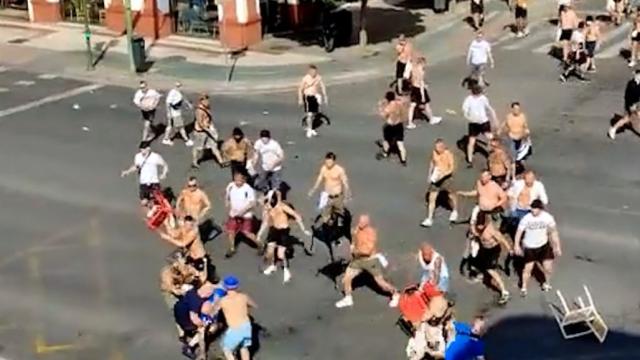 Batalla campal en Sevilla entre ultras del Eintracht Frankfurt y el Rangers en la previa de la Europa League