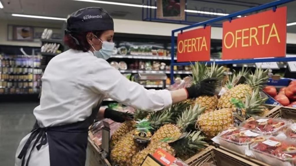 Una trabajadora de La Despensa Supermercados en la nueva tienda de Toledo.