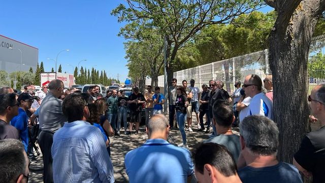 Asamblea de trabajadores celebrada este martes a las puertas de Schreiber Foods en Noblejas (Toledo).
