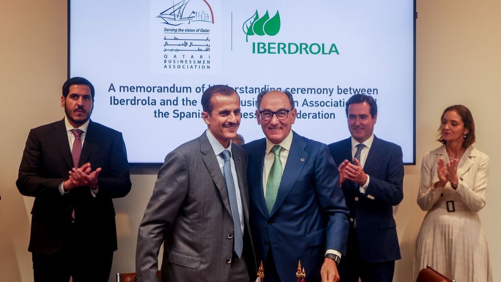 El emir de Qatar, Tamim bin Hamad Al Thani (izquierda), y el presidente de Iberdrola, Ignacio Sánchez Galán (derecha).