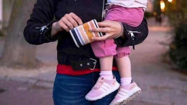 Una persona sostiene a un menor