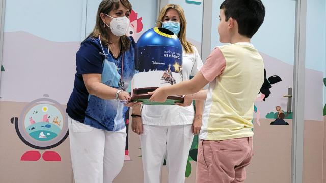 Entrega de uno de los contenedores.