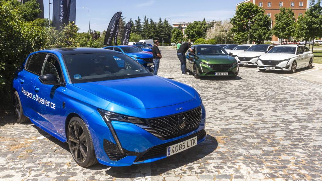 Peugeot ha desplegado su gama electrificada en Madrid para dar a conocer sus modelos con tecnologías híbridas o 100% eléctricas.