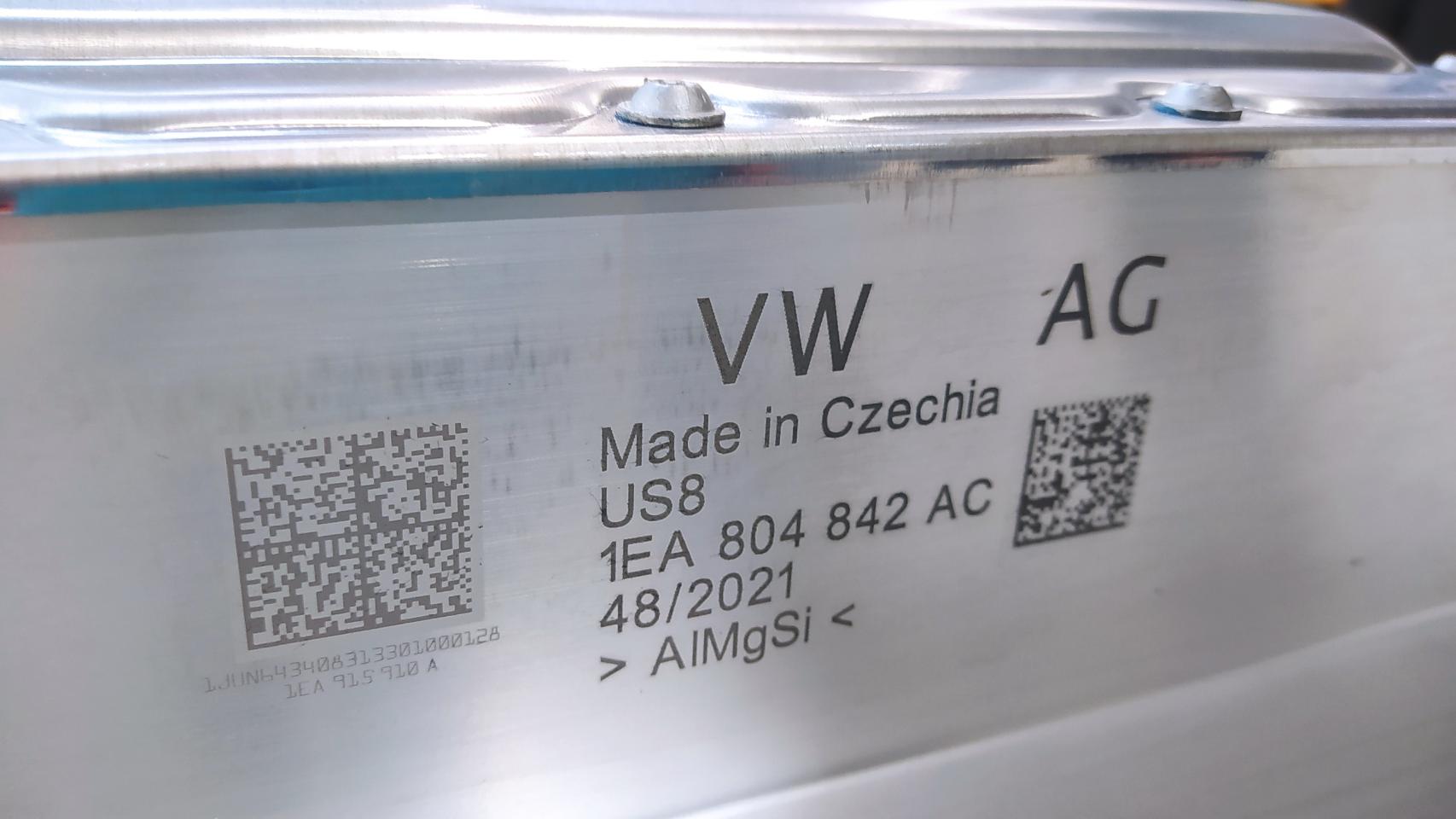 El paso a paso de cómo se 'ensambla' una batería de un coche eléctrico… por Volkswagen y Skoda