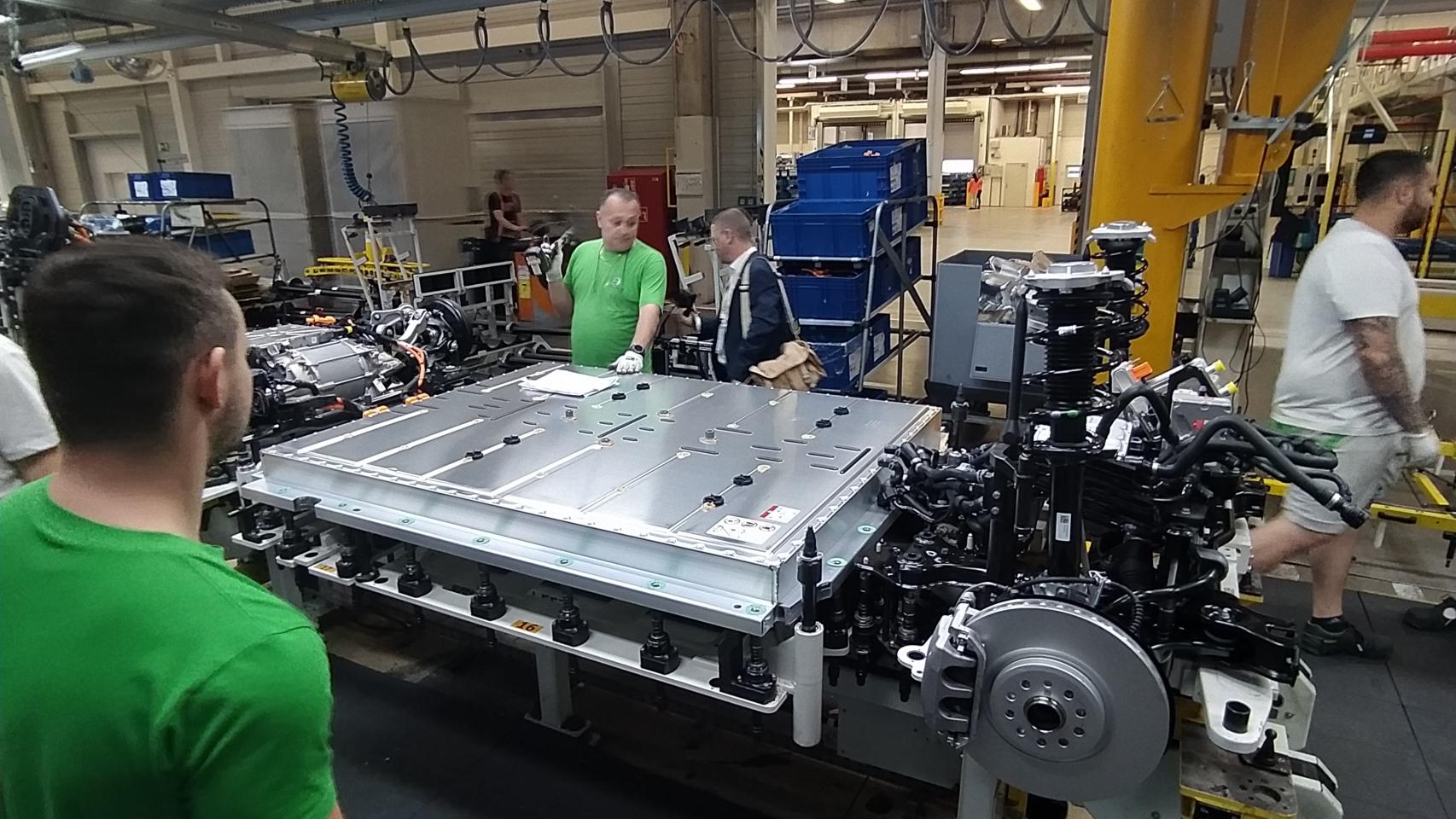 El paso a paso de cómo se 'ensambla' una batería de un coche eléctrico… por Volkswagen y Skoda