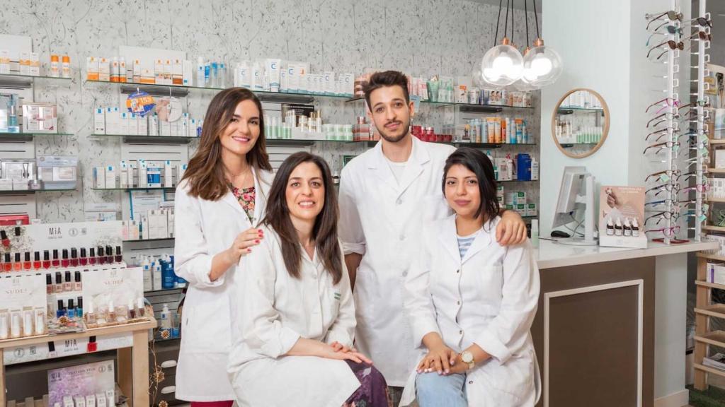 El equipo de Belén Acero en su farmacia.