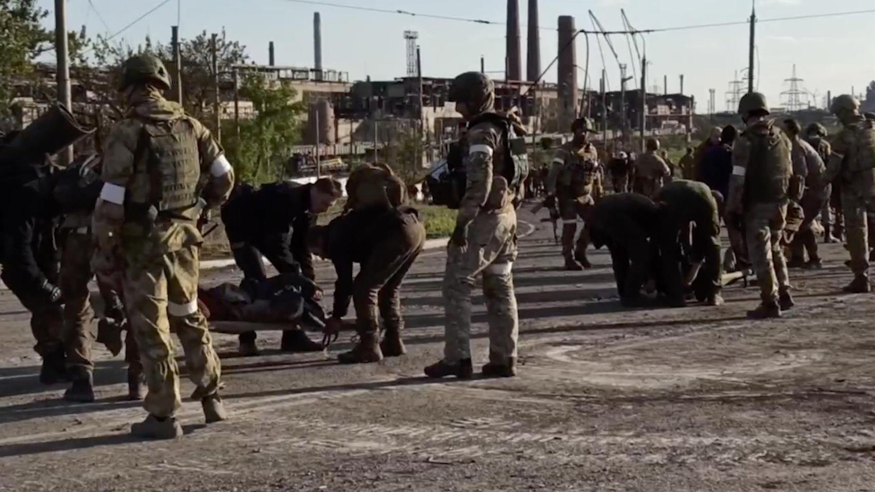 Los militares evacuados de Azovstal.