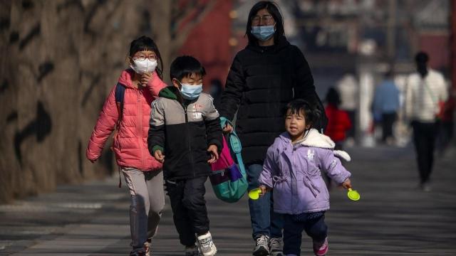 Una madre con tres hijos e China.
