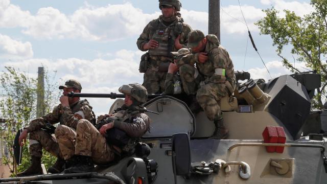 Soldados rusos en la cubierta de un blindado