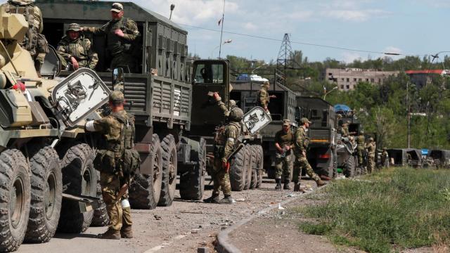 Los miembros del servicio de las tropas prorrusas montan guardia en Mariupol