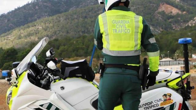 Un agente de la Guardia Civil perteneciente a la Agrupación de Tráfico.