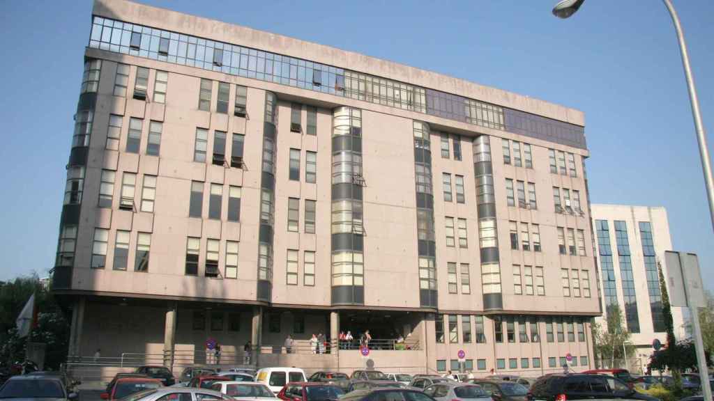 Exterior de la fachada principal de los Juzgados de Vigo.