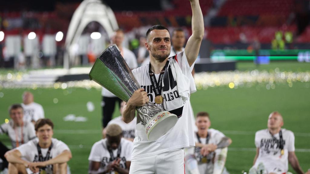 Filip Kostic celebra la consecución de la Europa League 2021/2022
