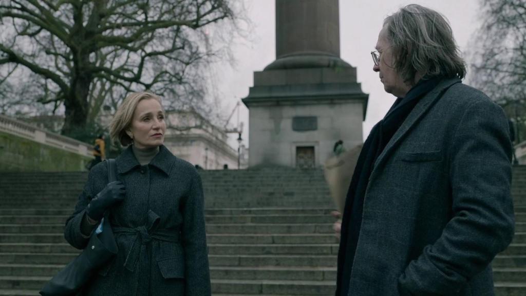 Kristin Scott Thomas y Gary Oldman en 'Slow Horses'.