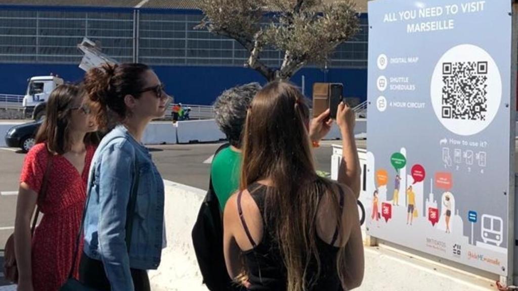 Cruceristas informándose de los servicios que facilita la solución digital de GuideMecity.