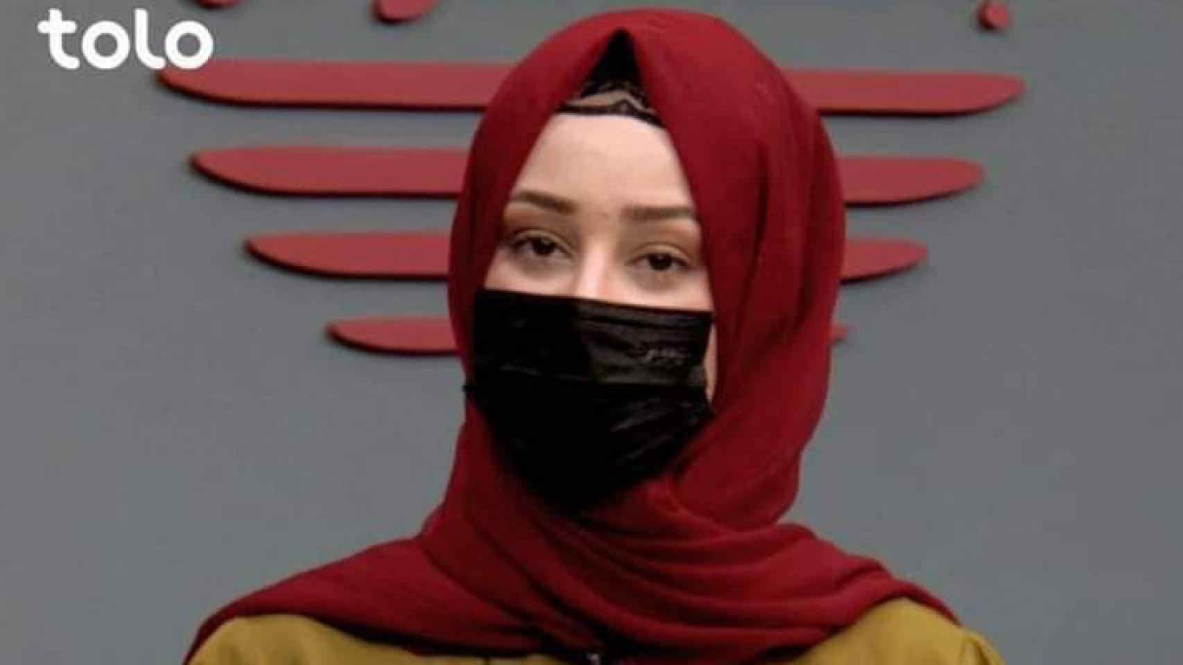 Una periodista del canal afgano Tolo cubra su cara con una mascarilla tras la orden de los talibanes.