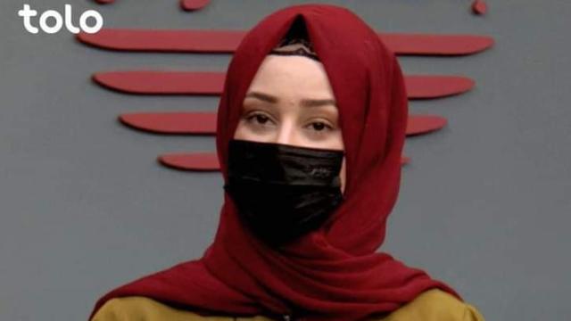 Una periodista del canal afgano Tolo cubra su cara con una mascarilla tras la orden de los talibanes.