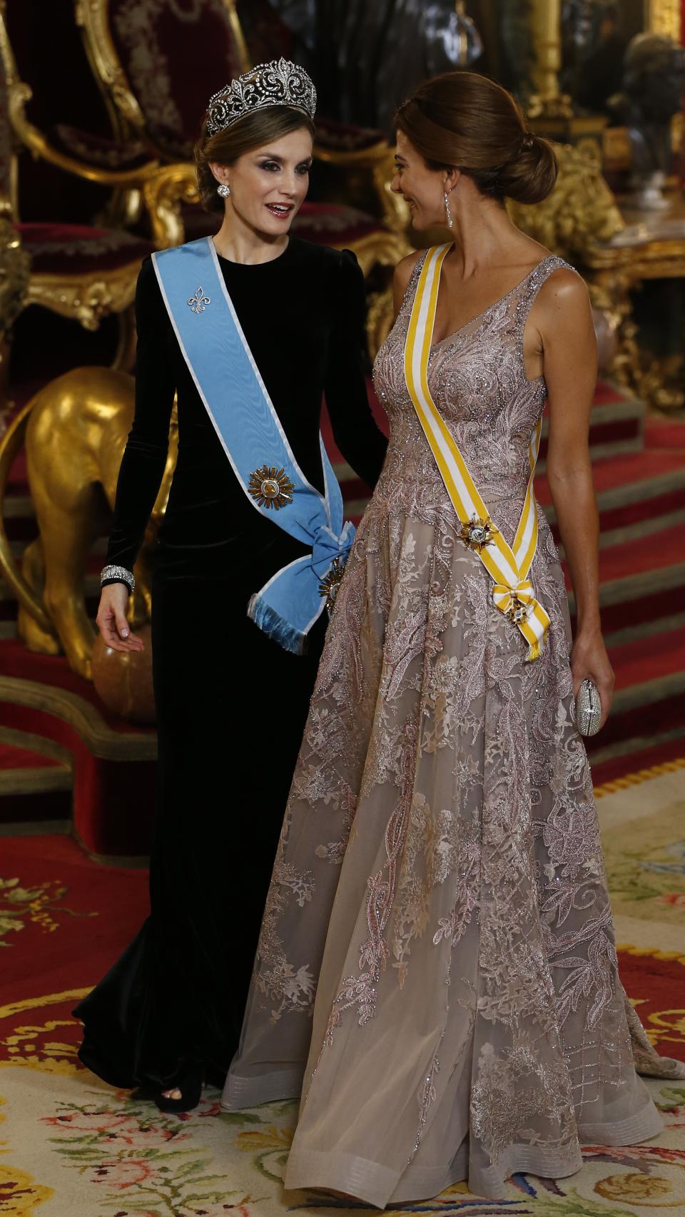 La reina Letizia vestida por Felipe Varela y Juliana Awada vestida por Gabriel Lage.