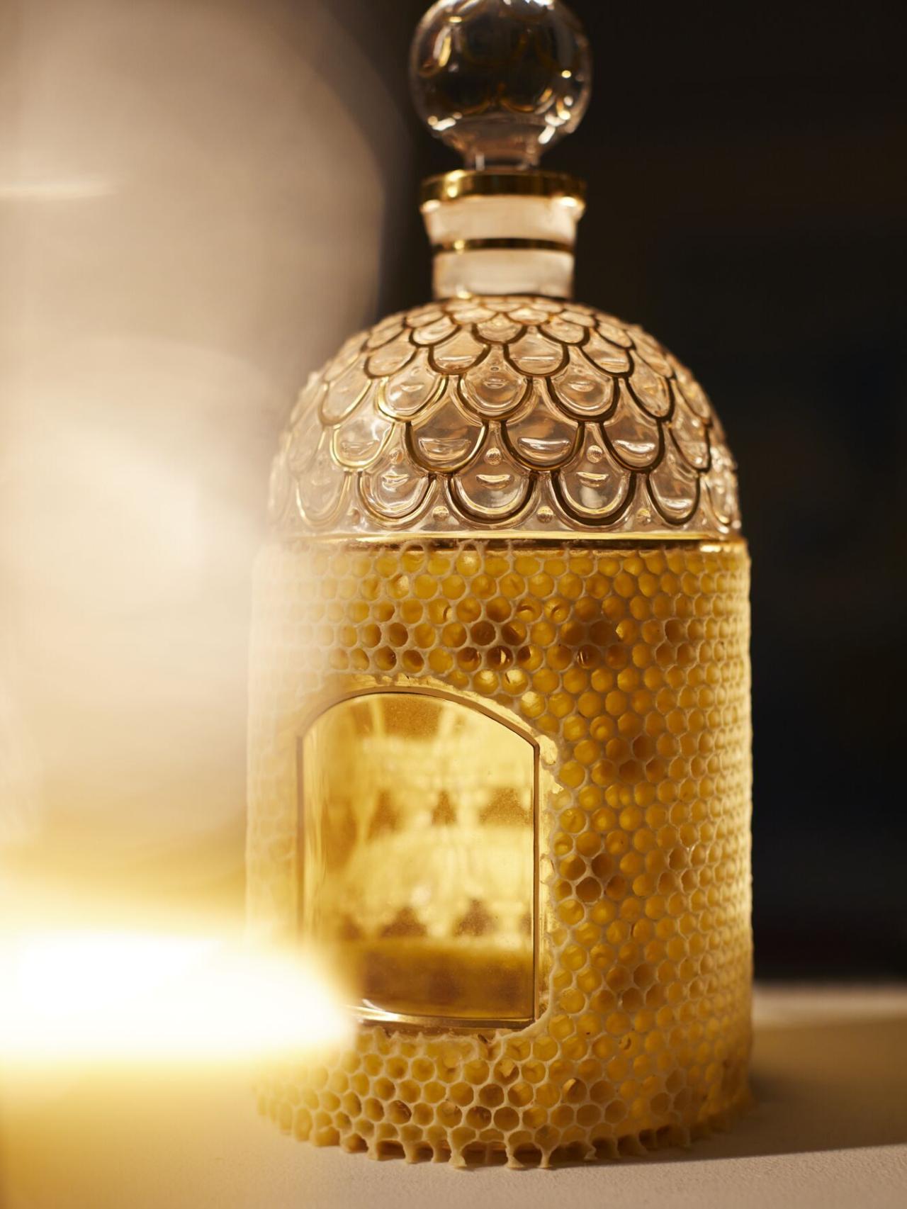 El artista Tomás Libertiny ha colaborado con Guerlain.