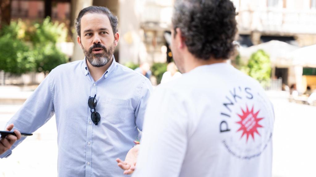 Andrés y Juan Casanova conversando.