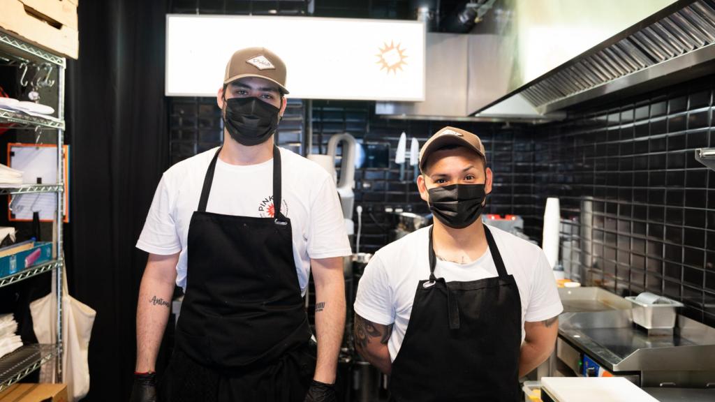 Dos trabajadores de Pinks