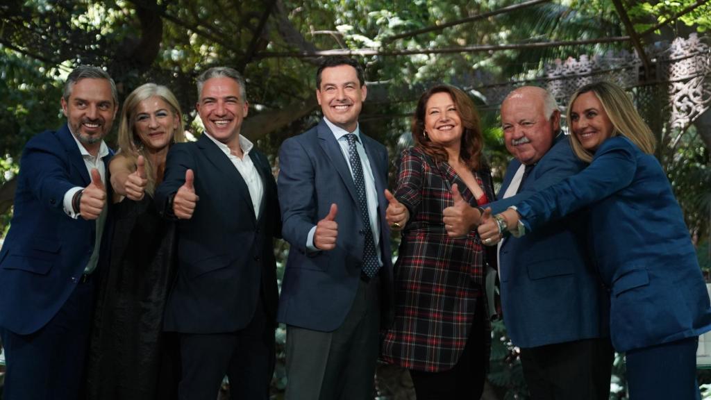 El presiente de la Junta de Andalucía, Juanma Moreno,  con los consejeros de su gobierno.