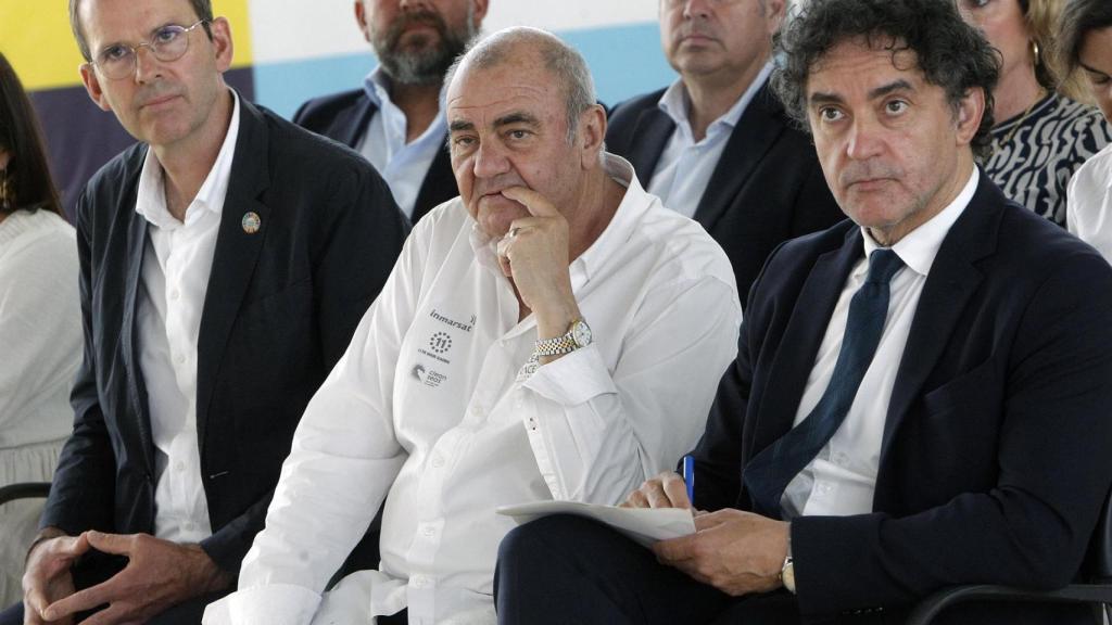 E presidente de The Ocean Race, Richard Brisius, el director general de SPTCV, Antonio Rodes (c), y el secretario autonómico de Turismo, Francesc Colomer, durante el encuentro de este jueves.