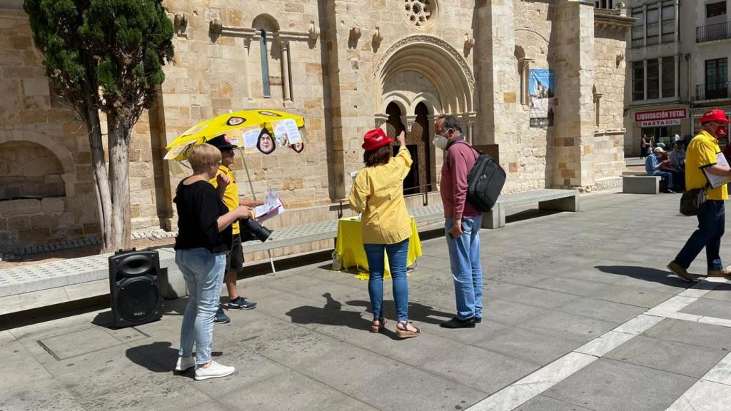 Acampada CCOO y UGT por Correos