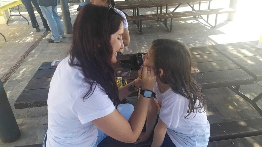 Una niña participa en el pintacaras organizado por El Rincón de la Abeja en El Clot de Galvany.