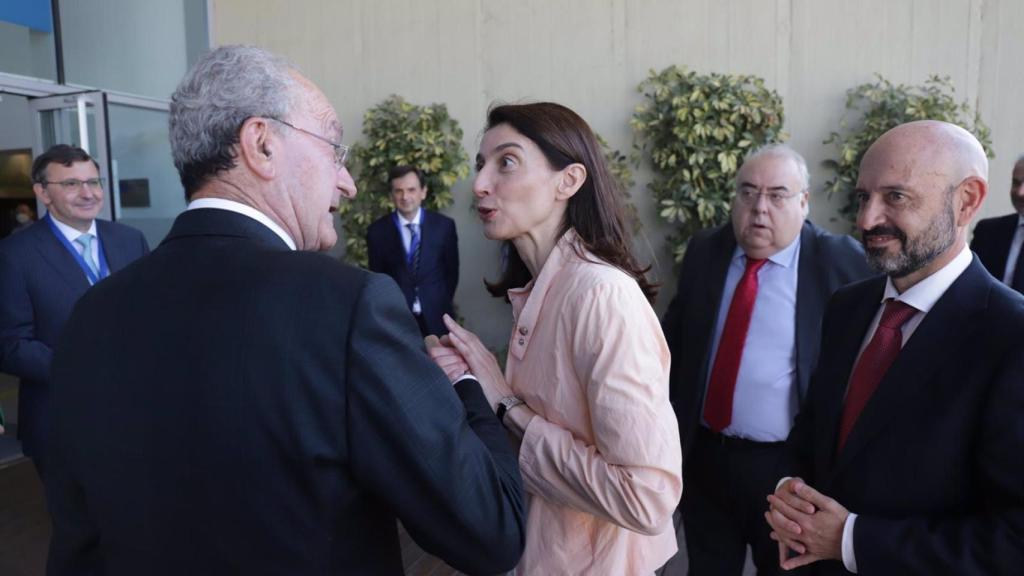 La ministra de Justicia, Pilar Llop, saluda al alcalde de Málaga, Francisco de la Torre.