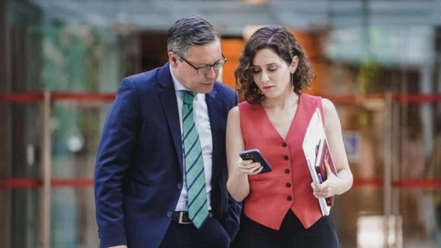 Alfonso Serrano e Isabel Díaz Ayuso  en la Asamblea de Madrid.