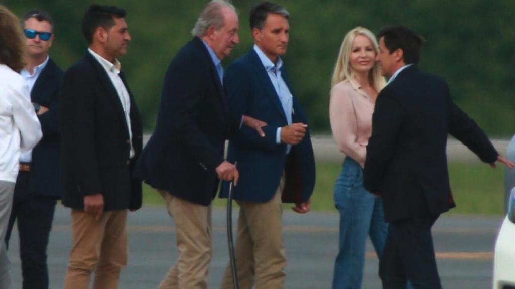 Pedro Campos y su mujer, la brasileña Cristina Franze, han recibido al Emérito en el aeropuerto de Vigo.