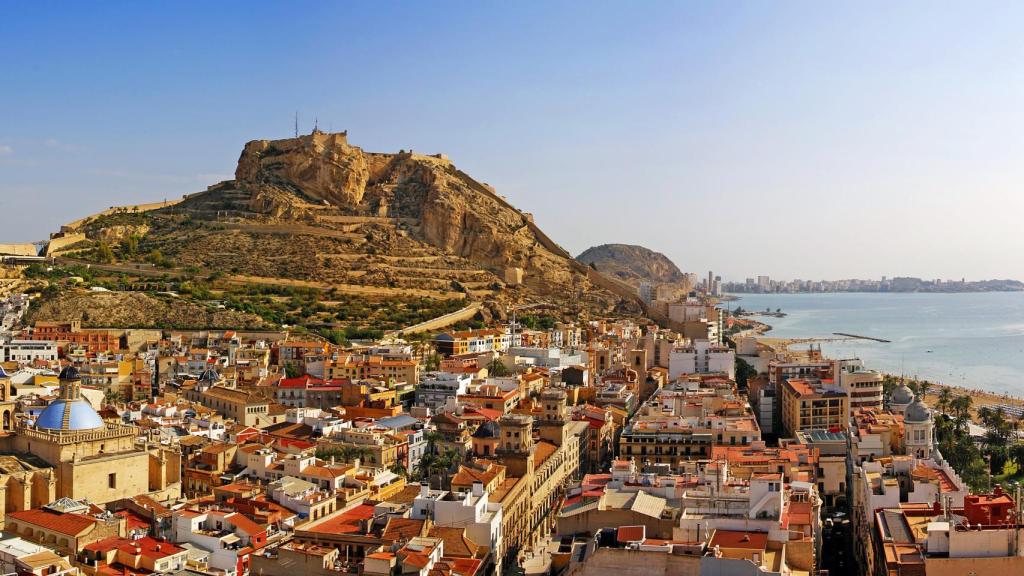 Vistas a la ciudad de Alicante con el Castillo de Santa Bárbara de fondo.