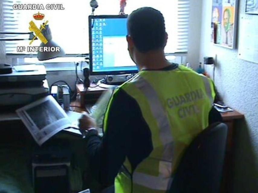 Un agente de la Guardia Civil de ciberdelitos.