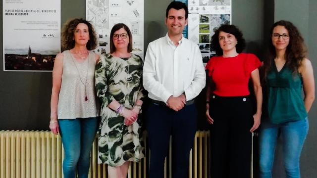 El alcalde de Medina de Rioseco con  alguno de los alumnos del proyecto