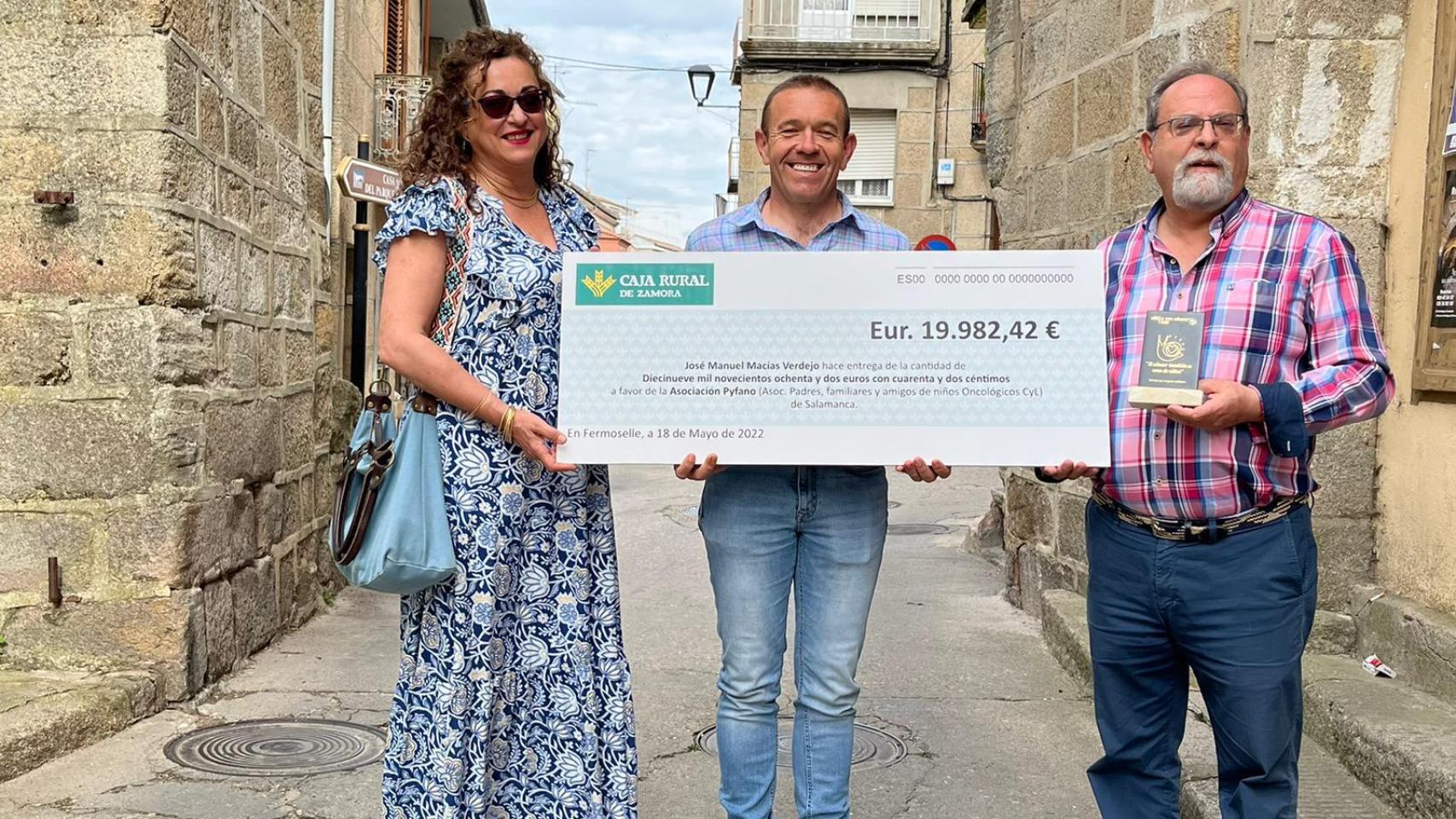José Manuel Pilo entrega el cheque a Pyfano