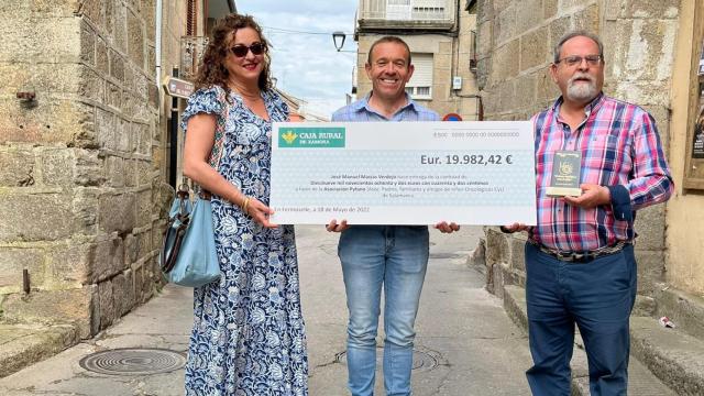 José Manuel Pilo entrega el cheque a Pyfano