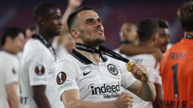 Filip Kostic celebra la consecución de la Europa League 2021/2022