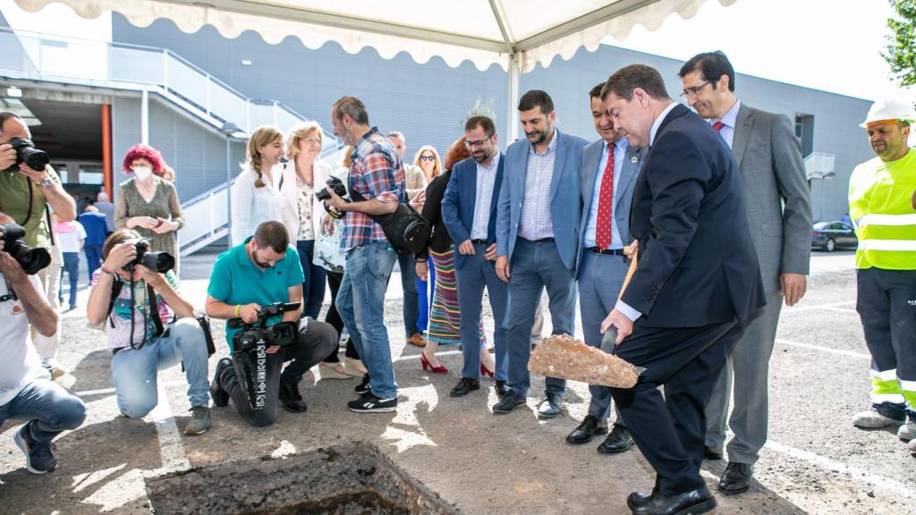García-Page, pala en mano, en la puesta de la primera piedra del nuevo pabellón ferial de Ciudad Real.