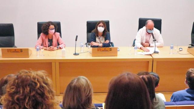 Regina Leal (centro), directora gerente del SESCAM, en la I Jornada-Encuentro de los Servicios de Información y Atención a Pacientes.