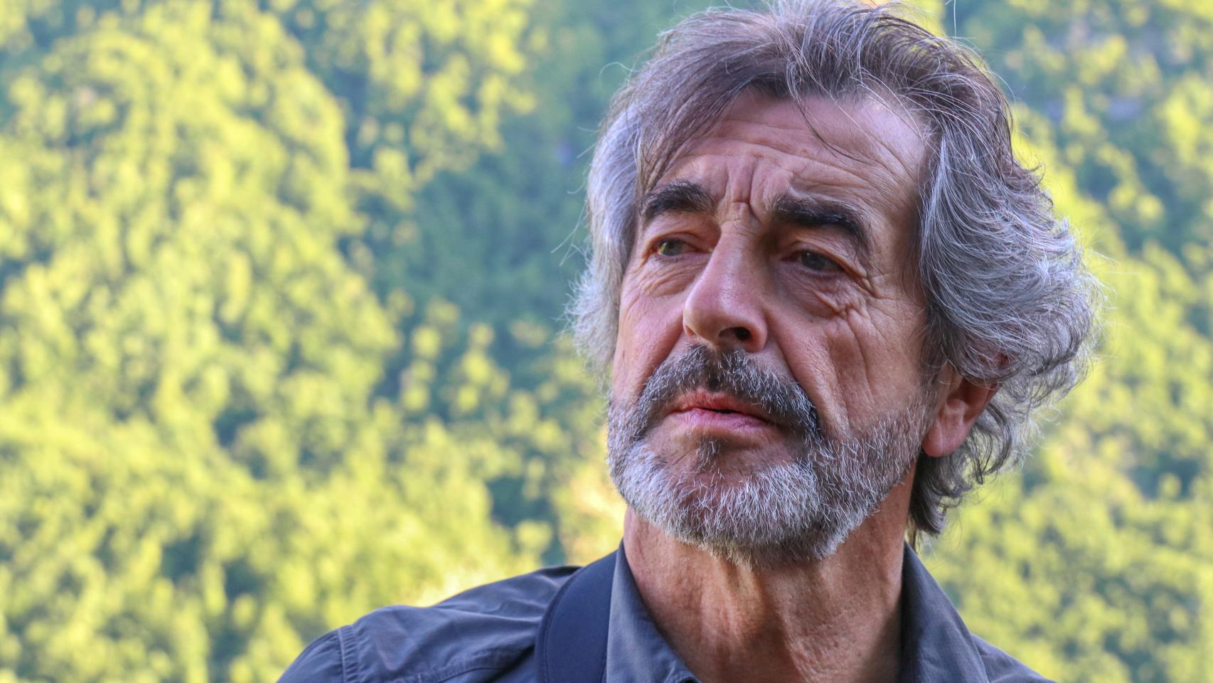 El director de la Fundación Oso Pardo, Guillermo Palomero, durante una sesión de avistamiento de osos cerca de Pola de Somiedo
