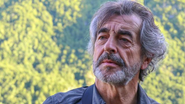 El director de la Fundación Oso Pardo, Guillermo Palomero, durante una sesión de avistamiento de osos cerca de Pola de Somiedo