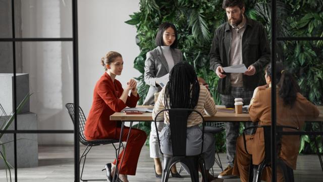 Un grupo de cinco personas en una reunión de trabajo.