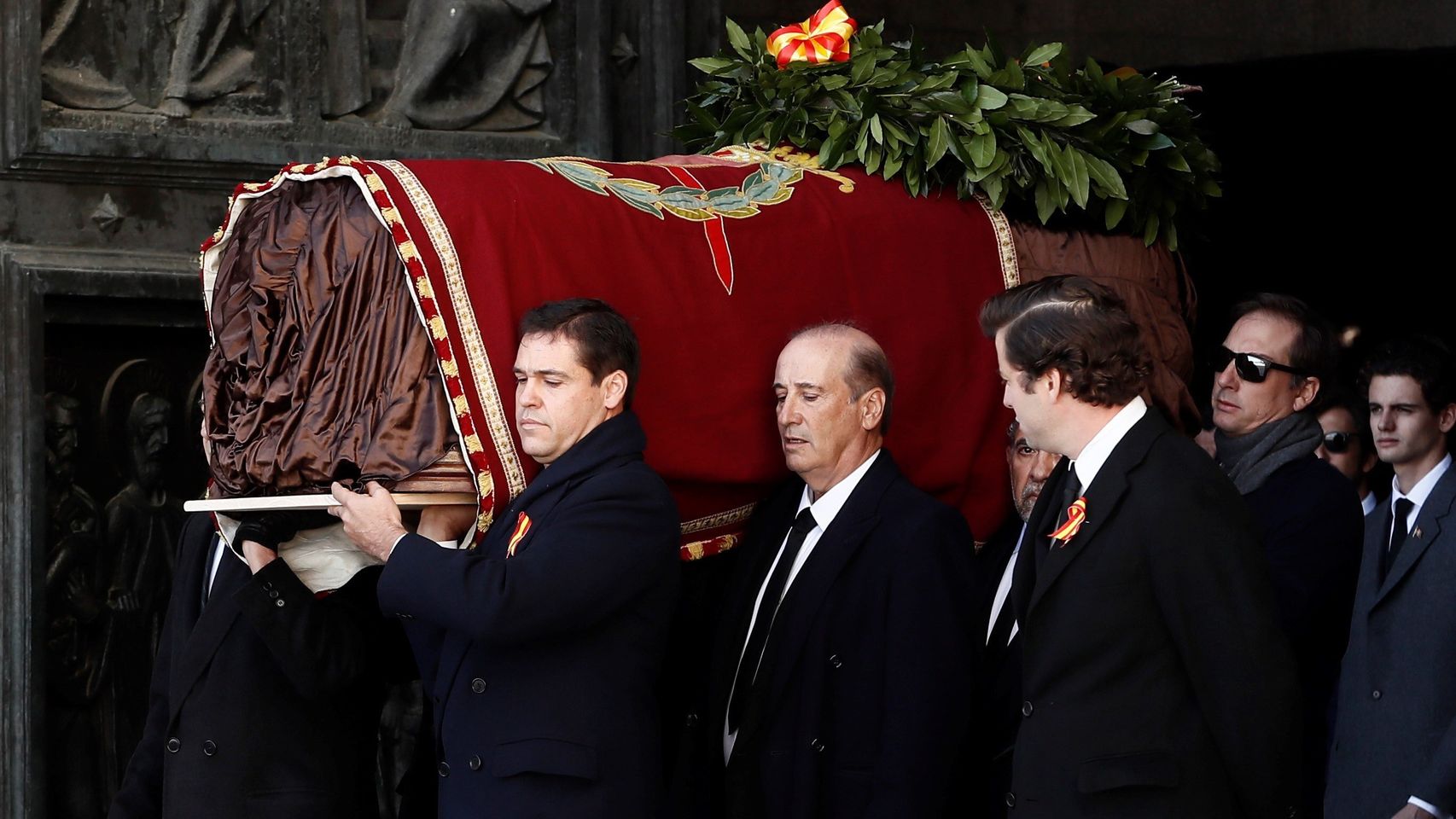 Familiares de Franco portan los restos del dictador tras su exhumación del Valle de los Caídos, en octubre de 2019.