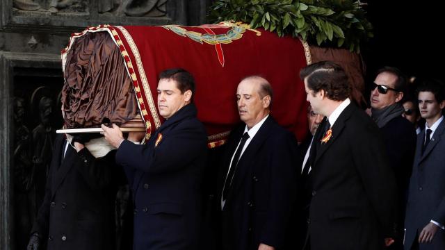 Familiares de Franco portan los restos del dictador tras su exhumación del Valle de los Caídos, en octubre de 2019.