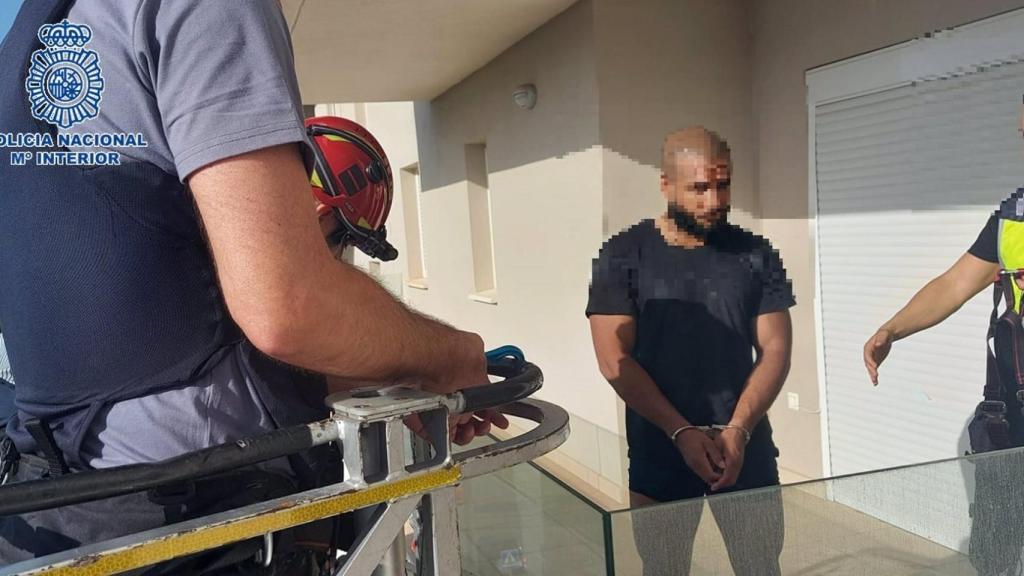 El arrestado que se descolgó por el balcón.