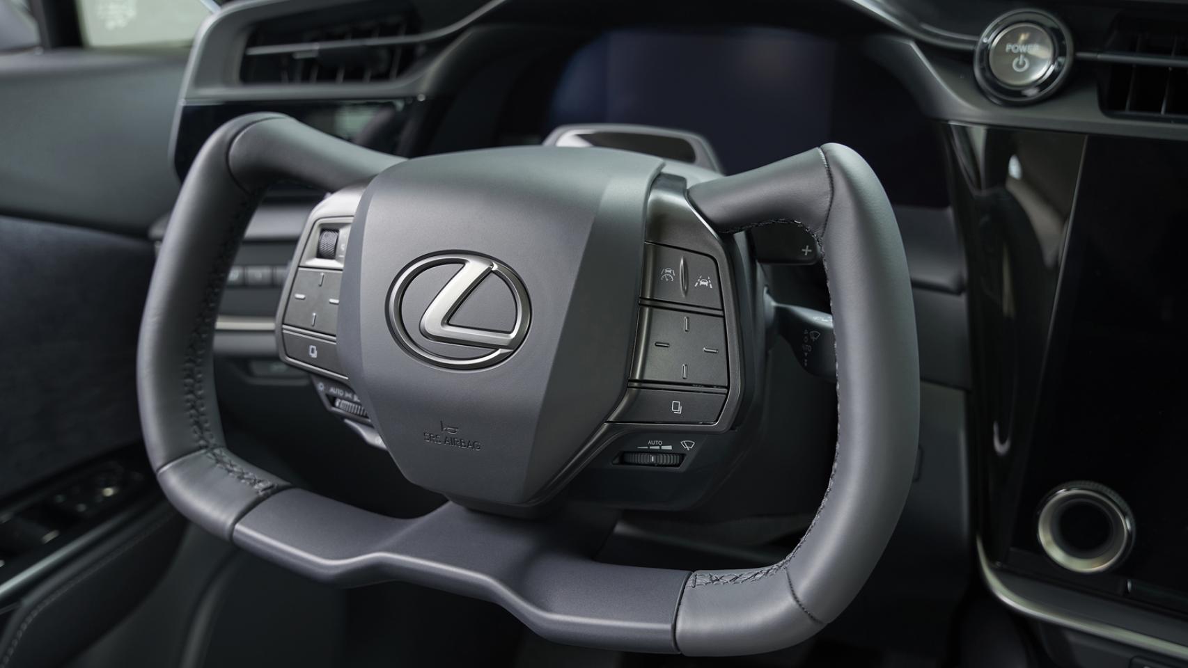 Así es el volante 'joke' de Lexus que se incorpora en el coche eléctrico RZ.