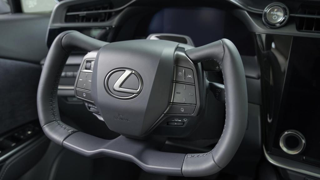 Así es el volante 'joke' de Lexus que se incorpora en el coche eléctrico RZ.