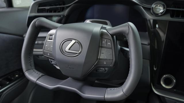 Así es el volante 'joke' de Lexus que se incorpora en el coche eléctrico RZ.